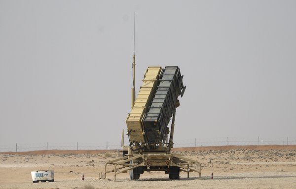 Cette photo prise le 20 février montre une batterie de missiles Patriot à côté de la base aérienne Prince Sultan à al-Kharj, au sud de Riyad. La défense aérienne saoudienne a intercepté des missiles balistiques tirés par les Houthis sur Riyad et Jizan, le 28 mars. [Andrew Caballero-Reynolds/POOL/AFP]