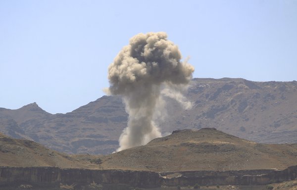 Des volutes de fumées s'élèvent le 23 février après une frappe aérienne de la coalition arabe à Sanaa. [Mohammed Huwais/AFP]
