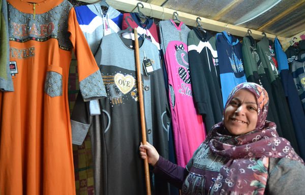 آمنه بکار، زن پناهنده سوری، بعد از پشت سر گذاشتن یک دوره آموزشی نزد سازمان «بذرافشانان‌ آینده»، کسب‌وکار خودش را به راه انداخته است. او اکنون دکانی را در اردوگاه ریحانیه در شهرک عکار المحمره باز کرده است. [عکس با کسب اجازه از سازمان «بذرافشانان‌ آینده»]