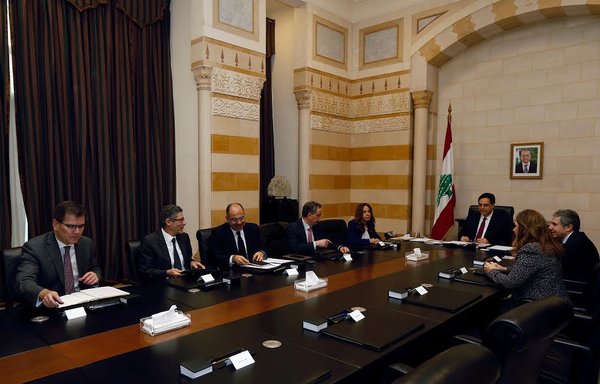 یک هیئت صندوق بین‌المللی پول با حسان دیاب، نخست وزیر لبنان دیدار می‌کند. [عکس با کسب اجازه از دفتر نخست وزیر]