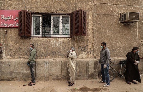 فيروس كورونا يزيد هشاشة أوضاع العمالة اليومية في مصر