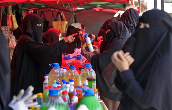 Des femmes achètent des désinfectants pour les mains et les surfaces le 2 avril sur un marché de Sanaa, ville tenue par les Houthis, en raison des inquiétudes suscitées par la pandémie du nouveau coronavirus. [Mohammed Huwais/AFP]