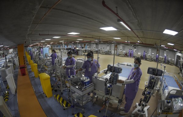 Une équipe médicale est vue dans la nouvelle unité de soins intensifs pour les patients du COVID-19 à l'hôpital de la force de défense du Bahreïn à Riffa, près de la capitale Manama, le 14 avril. [Mazen Mahdi/AFP]