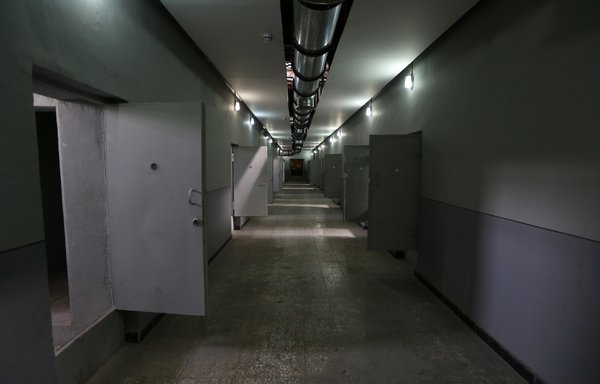 تصویری که دوم سپتامبر ۲۰۱۴ در تهران پایتخت ایران گرفته شده است، درهای سلولی را در راهروی زندان قصر نشان می دهد که قبلا زندانیان سیاسی را در آن نگه می داشتند و در سال ۲۰۱۲ تبدیل به موزه شد. [عطا کناره/خبرگزاری فرانسه]