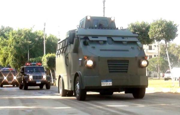 خودروهای نظامی مصری در عملیات ضدتروریسم در سینای شمالی شرکت می کنند. [تصویر متعلق به وزارت کشور مصر]