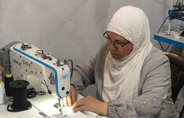 نساء لبنانيات وسوريات يعدن إلى خياطة الكمامات في ظل تفشي وباء كورونا