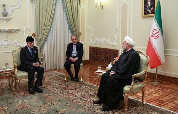 التقى وزير الشؤون الخارجية العماني يوسف بن علوي بن عبدالله الرئيس الإيراني حسن روحاني خلال زيارة قام بها مؤخرًا لطهران. [حقوق الصورة لوكالة الأنباء العمانية]