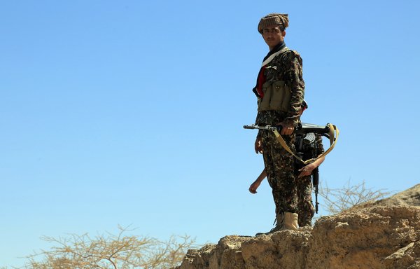 رجل يمني من لجان المقاومة الشعبية الموالية للحكومة يقف في منطقة محرم بلقيس في مأرب، يوم 9 شباط/فبراير، 2018. [عبد الله القادري/وكالة الصحافة الفرنسية]