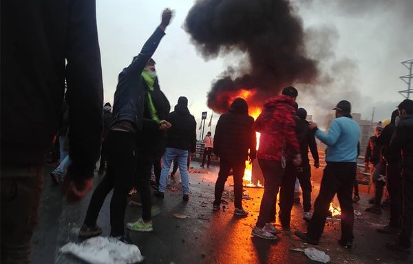 Des manifestants iraniens se rassemblent autour d’un feu lors d’une manifestation contre l’augmentation du prix de l’essence à Téhéran le 16 novembre 2019. [AFP]