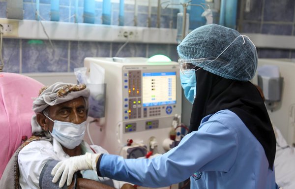 Des patients portant des masques, souffrant d'insuffisance rénale, subisse des séances de dialyse à l'hôpital al-Thawra dans la troisième ville du Yémen, Taez, le 8 juin. [Ahmad al-Basha/AFP]