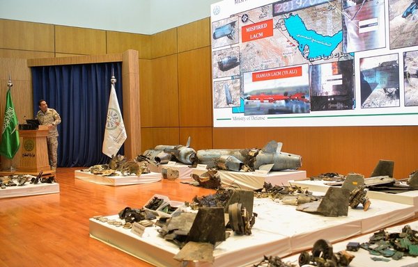 Les restes des missiles iraniens qui ont frappé des installations pétrolières en Arabie saoudite sont montrés lors d'une conférence de presse du ministère de la Défense. [Photo fournie par le ministère de la Défense saoudien]