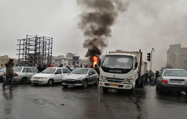 متظاهرون إيرانيون يتجمعون حول حريق خلال مظاهرة ضد ارتفاع أسعار البنزين في طهران يوم 16 تشرين الثاني/نوفمبر 2019. [وكالة الصحافة الفرنسية]