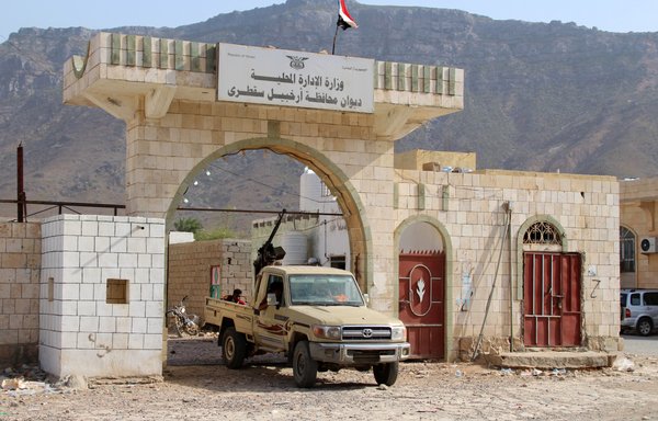 Un véhicule militaire appartenant aux forces séparatistes du sud du Yémen bloque l’entrée d’un bâtiment de l’administration locale sur l’île stratégique de Socotra, le 22 juin. [AFP]