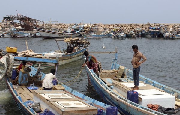 Des pêcheurs yéménites amarrent leurs bateaux dans le port de la mer Rouge d’al-Hodeidah, le 11 juin 2019. [STR/AFP]