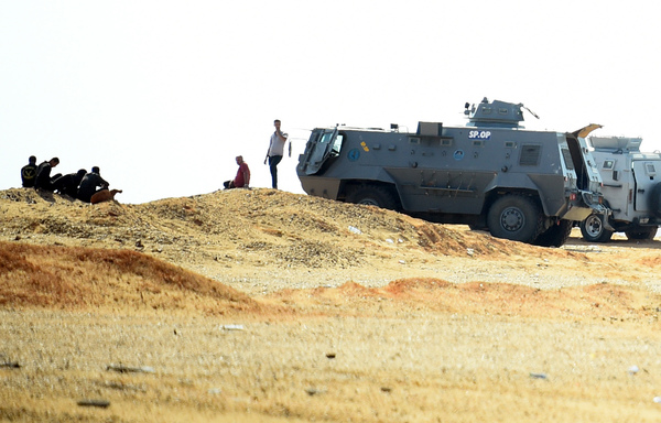 در این عکس که روز ۲۱ اکتبر سال ۲۰۱۷ گرفته شده است، خودروی زرهی حامل پرسنل نیروهای امنیتی مصر دیده می شود که در جاده بیابانی منتهی به واحه بحریه در بیابان غربی مصر و نزدیک محل وقوع حمله ای پارک شده است که بر اثر آن ده ها نیروی پلیس کشته شدند. [محمد الشاهد/ خبرگزاری فرانسه]