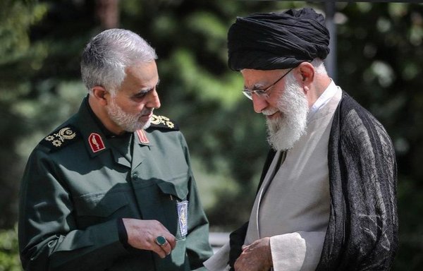 صورة محدثة للمرشد الأعلى الإيراني علي خامنئي مع قائد فيلق القدس التابع للحرس الثوري الإيراني القتيل قاسم سليماني. [حقوق الصورة لموقع إيران إنترناشيونال]