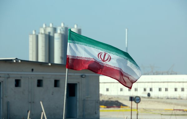 Un photo prise le 10 novembre 2019, montre un drapeau iranien à la centrale nucléaire iranienne Bushehr, lors d'une cérémonie officielle d'inauguration des travaux sur un deuxième réacteur dans le site. [Atta Kenare/AFP]