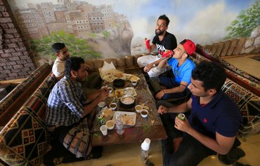 اليمنيون يشككون في دوافع الحوثيين لتخفيف قيود احتواء فيروس كورونا