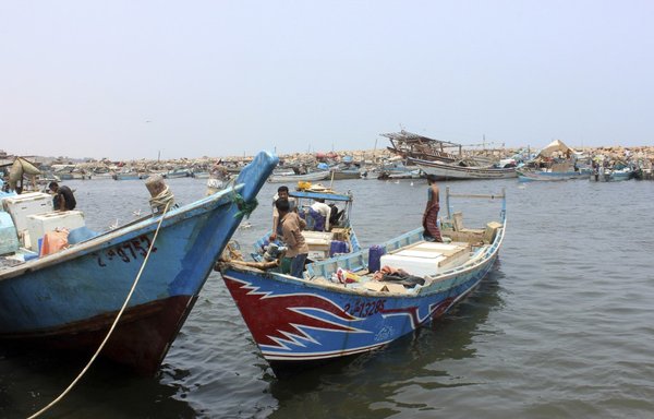 Des pêcheurs yéménites accostent dans le port d’al-Hodeidah contrôlé par les Houthis le 11 juin 2019. Le 27 juillet, Human Rights Watch a demandé aux Houthis d’accorder aux inspecteurs de l’ONU un accès immédiat à un terminal pétrolier qui rouille amarré à proximité, afin d’éviter une catastrophe écologique. [STR/AFP]