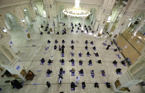 أول مجموعة من الحاجّات يصليّن في المسجد الحرام بمكة المكرمة يوم 29 تموز/يوليو في بداية الحج السنوي. [مصور مستقل/وكالة الصحافة الفرنسية]