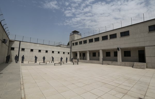 Une photo prise le 2 septembre 2014 dans la capitale iranienne Téhéran montre des statues en bronze exhibées dans la cour de la prison Qasr, une ancienne prison qui accueillait des prisonniers politiques et transformée en musée en 2012. [Atta Kenare/AFP]