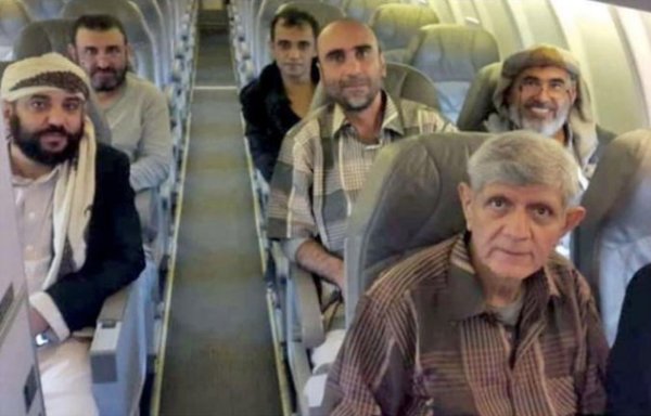 Jeudi 30 juillet, les Houthis ont libéré six membres de la secte bahaï, photographiés ici dans un avion affrété par les Nations unies, et les ont expulsés le même jour. [Photo diffusée sur les réseaux sociaux]