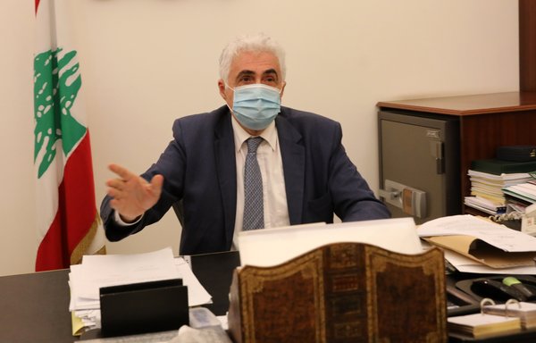 Le ministre libanais des Affaires étrangères Nassif Hitti portant un masque à cause du coronavirus dans son bureau à Beyrouth le 3 août, le jour où il a annoncé sa démission. [Anwar Amro/AFP]