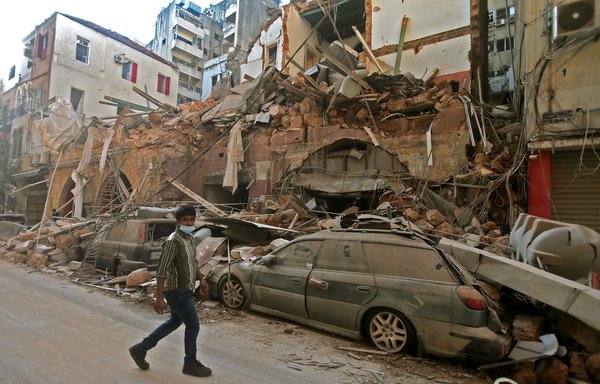 Une photo prise mercredi 5 août montre les séquelles de l’explosion qui a déchiré Beyrouth. Cette explosion a été ressentie jusqu’à Chypre, à près de 240 kilomètres au nord-ouest. [STR/AFP]