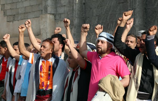Des membres des forces yéménites pro-gouvernementales emprisonnés par les Houthis font des signes lors d’un échange de prisonniers le 19 décembre 2019 à Taz, la troisième ville du Yémen. [Ahmad al-Basha/AFP]