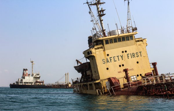 در عکسی که روز ۲۶ سپتامبر سال ۲۰۱۹ گرفته شده است، تاکنکر نفتی رودیف جی ان ای با پرچم یمن دیده می شود که در آب های عدن غرق می شود. [صالح العبیدی/ خبرگزاری فرانسه]