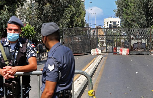 قوى الأمن اللبنانية تحرس قصر اليونسكو في بيروت يوم 13 آب/أغسطس خلال انعقاد جلسة برلمانية تمت خلالها الموافقة على إعلان حالة الطوارئ في بيروت مدة أسبوعين الذي صدر عن الحكومة في أعقاب الانفجار الدموي الذي أشعل مجددا الاحتجاجات الغاضبة في الشوارع. [أنور عمرو/وكالة الصحافة الفرنسية]