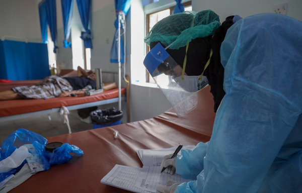 در این عکس، در روز ۲۱ ژوئن یک دکتر یمنی در حالی که پوشش ویژه مراقبتی به تن دارد، در یک مرکز قرنطینه در شهر تعز یک بیمار مبتلا به ویروس کووید ۱۹ را درمان می کند. مردان مسلح القاعده روز ۱۵ اوت یک دندانپزشک اهل این استان را به قتل رساندند. [احمد البشاع/ خبرگزاری فرانسه]