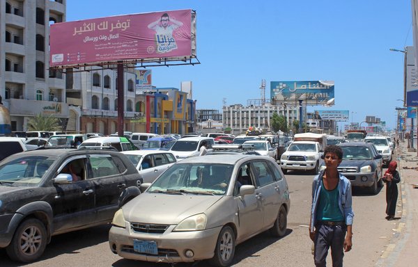 Des voitures et des piétons dans une rue d’Aden le 29 juillet. [Saleh al-Obeidi/AFP]