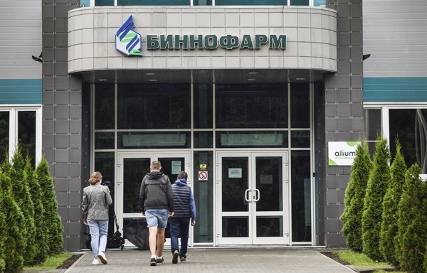 Cette photo, prise le 12 août, montre l'usine pharmaceutique Binnofarm à Zelenograd, à l'extérieur de Moscou, où la Russie commence la production d'un vaccin contre le coronavirus. [Alexander Nemenov/AFP]