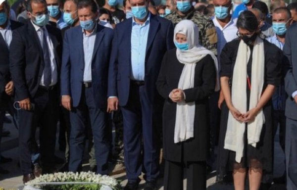 بهیه، خواهر رفیق حریری و سایر اعضای خانواده و مقامات جنبش آینده، از آرامگاه حریری در مرکز شهر بیروت دیدن کردند. [تصویر به صورت آنلاین منتشر شد]