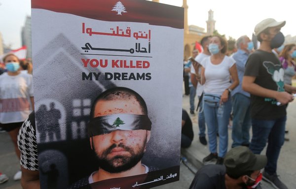 Des manifestants libanais brandissent des signes lors d'une protestation antigouvernementale au centre de la capitale libanaise Beyrouth le 1er septembre. [AFP]