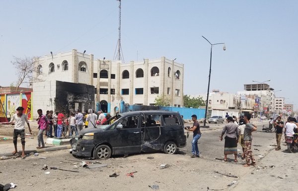 Des Yéménites se rassemblent sur les lieux d'un attentat-suicide à la voiture piégée contre un poste de police du district de Cheikh Othman à Aden, le 1er août 2019. Des attaques séparées commises par les Houthis et un kamikaze ont tué ce jour-là au moins 27 personnes à Aden, beaucoup étant des policiers récemment formés. [Nabil Hasan/AFP]