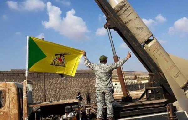 Un membre de la milice Kataeb Hezbollah, soutenue par le CGRI. L’année dernière, cette milice a lancé plusieurs attaques à la roquette contre les quartiers généraux des missions étrangères en Irak. [Photo via l’IRNA]