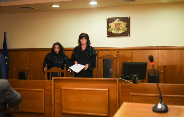 اتخذ قضاة محكمة جنائية متخصصة في بلغاريا قرارا نهائيا بشأن التفجير الذي استهدف في 2012 سياحا في مطار بورغاس في العاصمة البلغارية صوفيا، وأسفر عن مقتل 5 أشخاص. [نيكولاي دويتشينوف/وكالة الصحافة الفرنسية]