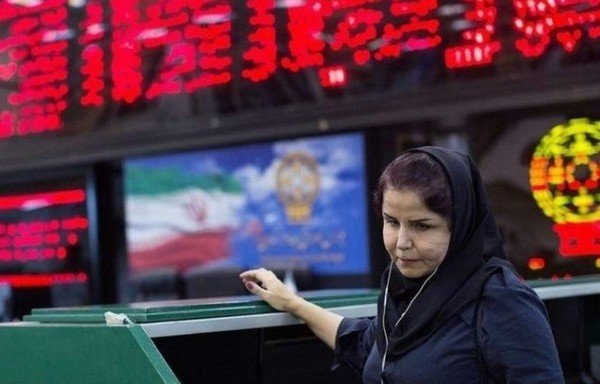 A stock broker at work at Tehran Stock Exchange market in 2020. [Photo via Mardomsalari.ir]