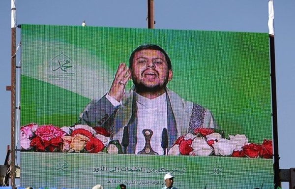 عبدالملک الحوثی رهبر حوثی ها در ۲ دی ۱۳۹۴ در راهپیمایی حوثی ها در شب تولد حضرت محمد پیامبر اسلام در یک استادیوم فوتبال صنعا سخنرانی کرد. [محمد حویس/ خبرگزاری فرانسه]
