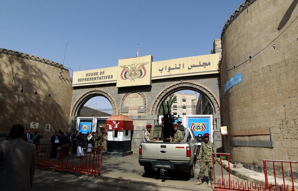 Des soldats gardent l'entrée du bâtiment du parlement alors que des membres du parlement yéménite participent à une session le 13 août 2016 à Sanaa. Les Houthis (Ansarallah) soutenus par l'Iran ont convoqué le parlement au mépris du gouvernement internationalement reconnu, entraînant la condamnation du président yéménite Abdrabbo Mansour Hadi. [Mohammed Huwais/AFP]