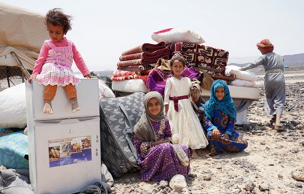 فرزندان هادی احمد روز ۲۶ شهریور در اردوگاه موقتی ویژه آوارگان داخل کشور در سویدا در استان مارب یمن کنار وسایل خود نشسته اند. احمد ناچار شد از خانه و کاشانه خود در آخرین مواضع دولت در شمال کشور فرار کند، این مناطق از جانب حوثی ها تحت فشار بسیار قرار داشتند. [خبرگزاری فرانسه]