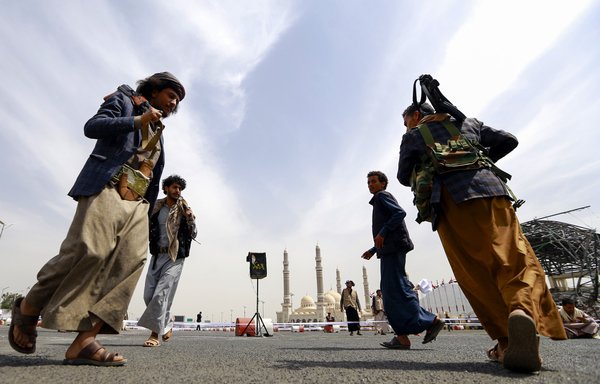 Des soldats houthis montent la garde à Sanaa le 24 septembre lors d'une cérémonie de collecte d'argent, de nourriture et d'autres dons pour les combattants du groupe. [Mohammed Huwais/AFP]