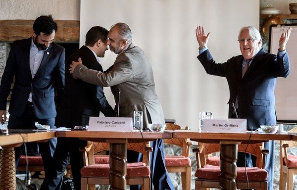 Head of the Houthi prisoner exchange committee Abdulkader al-Murtada (centre left) shakes hands with head of the Yemeni government delegation Hadi Haig between ICRC director for the Near and Middle East Fabrizio Carboni and UN special envoy for Yemen Martin Griffiths at the end of a week-long meeting on a Yemen prisoner exchange agreement on September 27th in Glion, Switzerland. [Fabrice Coffrini/AFP]
