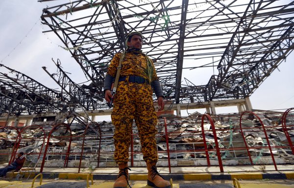 مقاتل حوثي يقف حراسة في صنعاء يوم 24 أيلول/سبتمبر، وذلك أثناء احتفال لجمع الأموال والغذاء والتبرعات الأخرى لصالح الميليشيا. [محمد حويس/وكالة الصحافة الفرنسية]