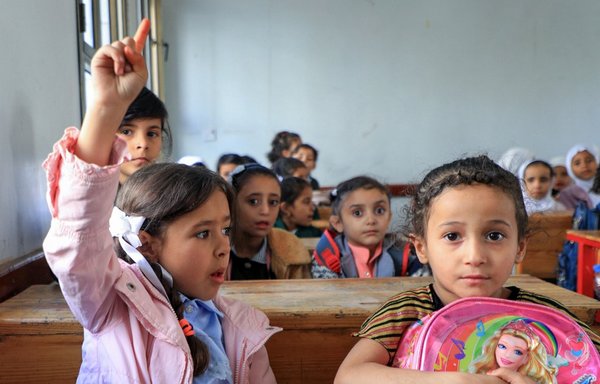 Élèves yéménites à Sanaa le jour de la rentrée scolaire, le 17 octobre. [Mohammed Huwais/AFP]