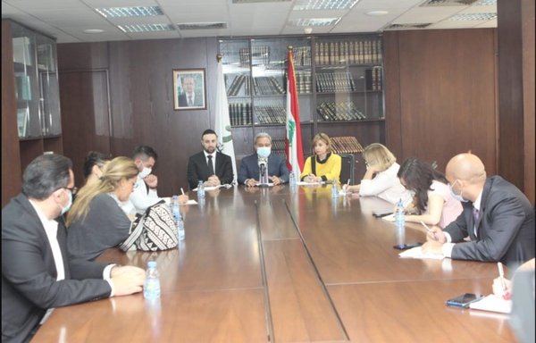 Des membres du Plan de réponse à la crise du Liban rencontrent des représentants d'organisations internationales et des responsables à Beyrouth pour discuter des programmes de développement pour 2021. [Photo fournie par le PRCL]