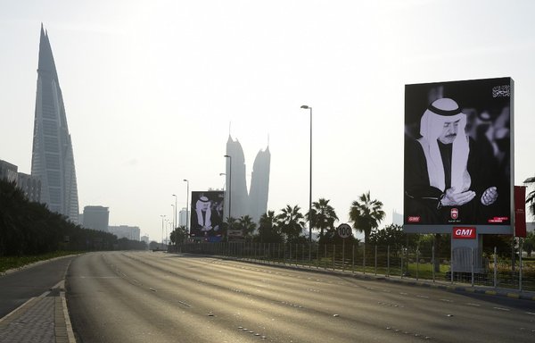Des affiches lamentant le décès du Premier ministre du Bahreïn, le Prince Khalifa bin Salman al-Khalifa, sur une autoroute à Manama le 11 novembre. [Mazen Mahdi/AFP]