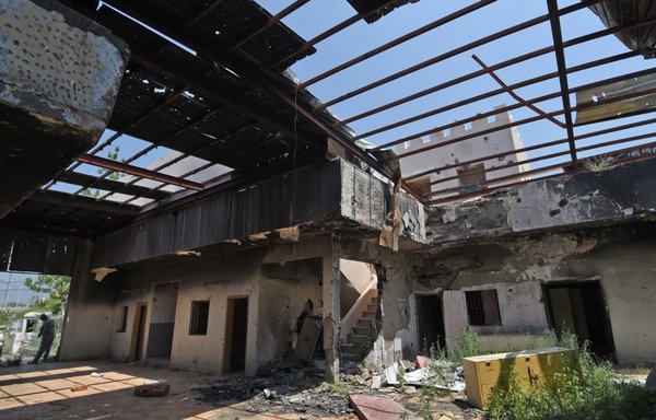 در این آرشیو عکس مربوط به ١١ مهر ١٣٩٦، مرزبانان سعودی در داخل ساختمانی در منطقه الخوبه در استان جازان ایستاده‌ اند که گفته می ‌شود مورد اصابت گلوله‌ باران حوثی ‌ها قرار گرفته است. [فایز نورالدین/ خبرگزاری فرانسه]